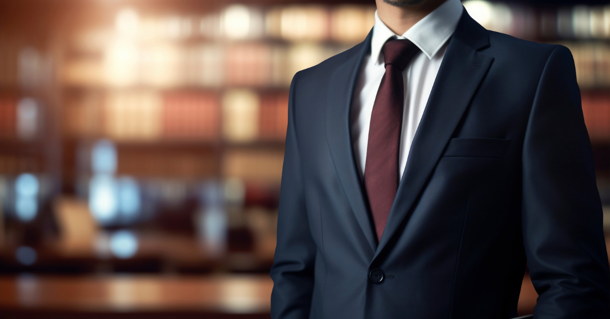 Abogado de accidentes de construcción sosteniendo un expediente en una biblioteca jurídica