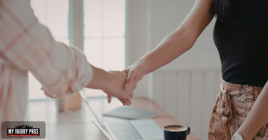 Abogado negociando compensación con aseguradora por lesiones por quemaduras