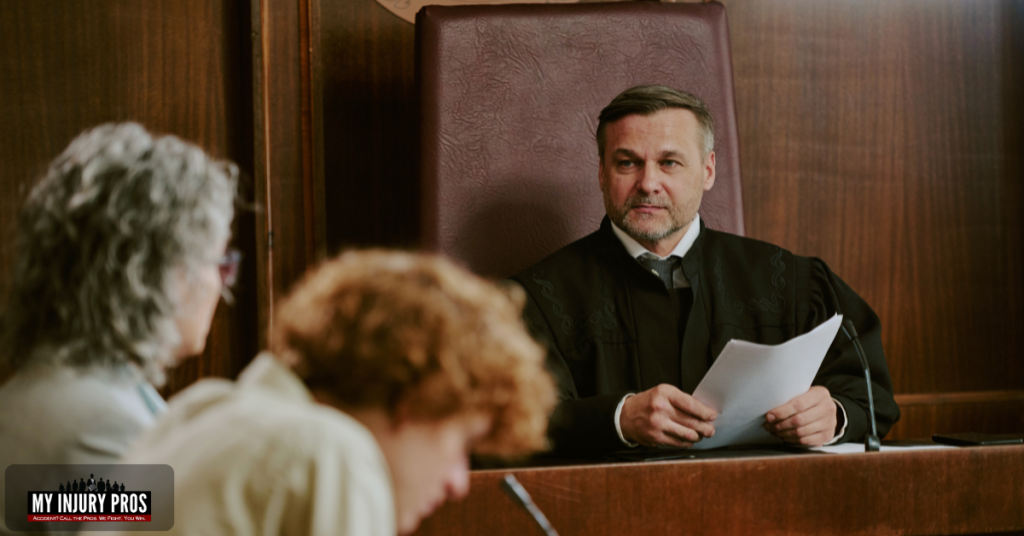 Abogado presentando un caso de lesiones por quemaduras en un tribunal