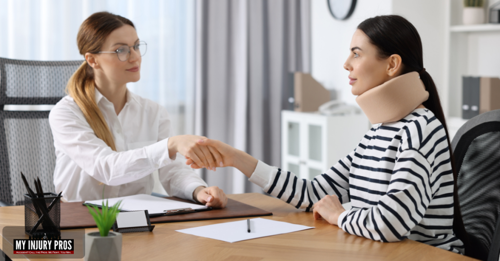 Víctima de quemaduras recibiendo apoyo legal durante su recuperación