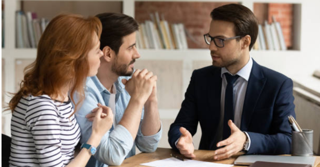 Abogado de lesiones de nacimiento explicando opciones legales a padres