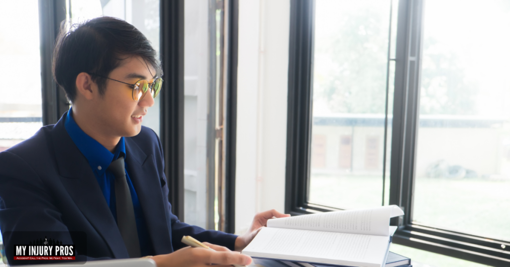 Abogado de accidentes de Uber y Lyft revisando documentos de un caso de lesiones personales