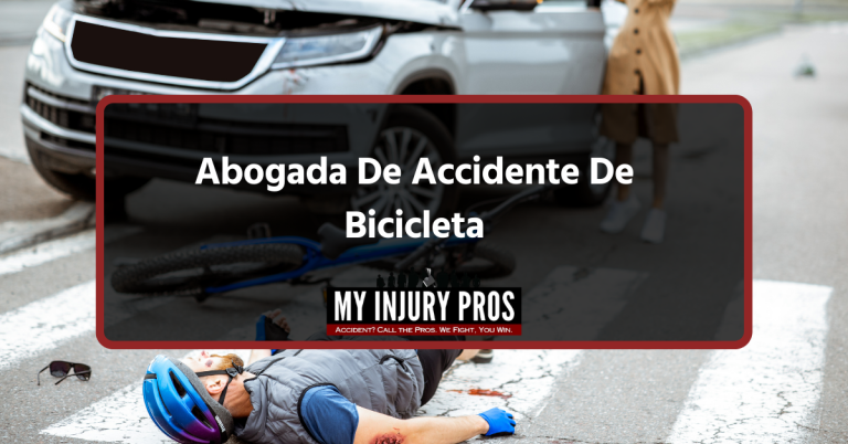 Ciclista herido en el suelo tras accidente con un autom&oacute;vil mientras una abogada de accidente de bicicleta ofrece ayuda legal