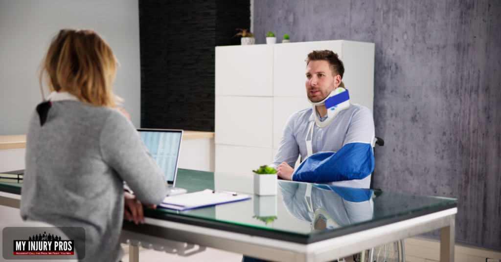 Abogada de accidentes de bicicleta explicando opciones legales a un cliente