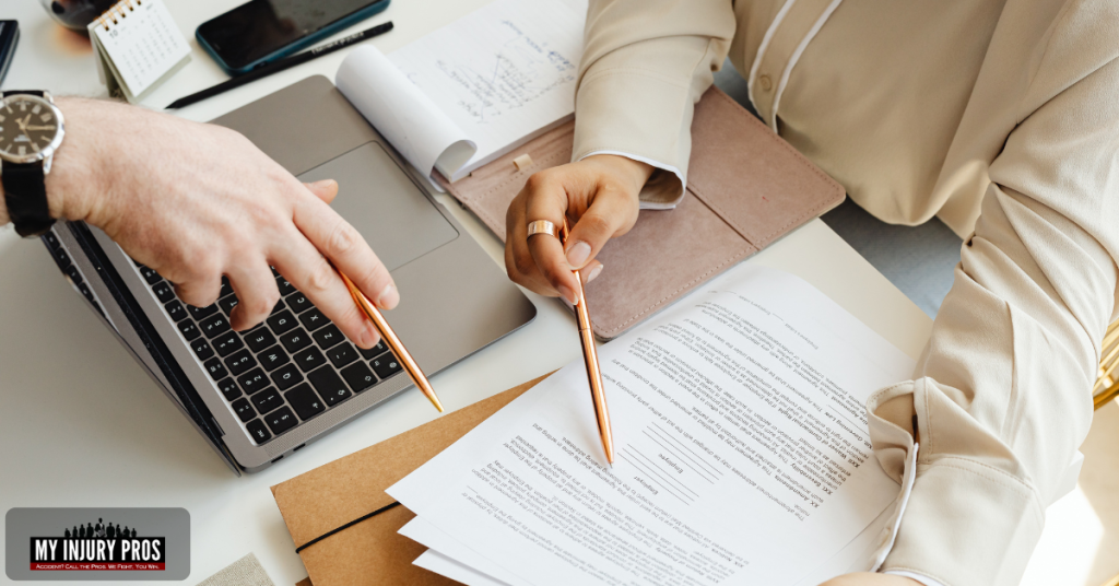 Abogada de accidentes de bicicleta negociando con la compañía de seguros